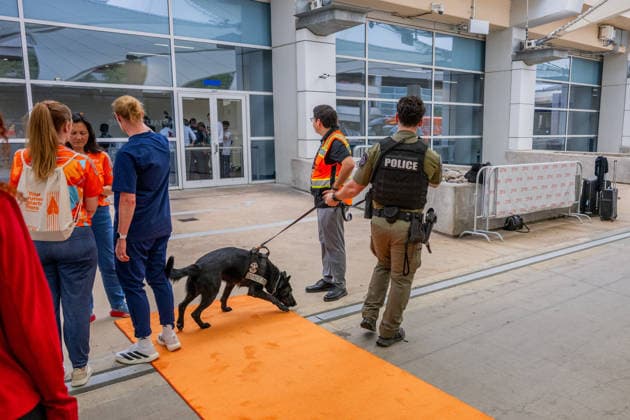 260606 Police is seen ahead of the Swedish national football team arrives at Dallas Fort Worth International Airport during day 5 ahead of the FIFA World Cup 2026 on June 6, 2026 in Dallas Photo Petter Arvidson BILDBYRAN kod PA PA1220 fotboll football soccer fotball vm fotbolls vm fotball vm fotbolls vm 2026 fifa world cup 2026 resa travel sverige sweden sverige a day 5 bbeng ankomst arrival polis  Copyright: PETTERxARVIDSON BB260606PA096