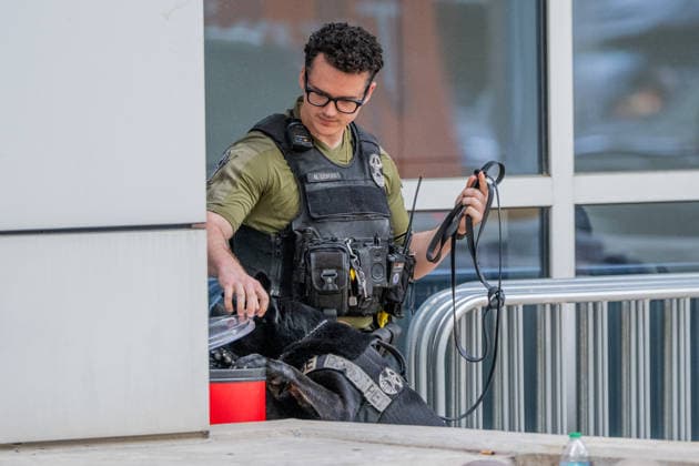 260606 Police is seen ahead of the Swedish national football team arrives at Dallas Fort Worth International Airport during day 5 ahead of the FIFA World Cup 2026 on June 6, 2026 in Dallas Photo Petter Arvidson BILDBYRAN kod PA PA1220 fotboll football soccer fotball vm fotbolls vm fotball vm fotbolls vm 2026 fifa world cup 2026 resa travel sverige sweden sverige a day 5 bbeng ankomst arrival polis  Copyright: PETTERxARVIDSON BB260606PA097