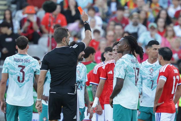 Friendly match Portugal Chile, at Estadio Nacional do Jamor city of Oeiras Portugal, June 6, 2026, Oeiras, Portugal Ivan Roman Chile,5 and Rafael Leao Portugal ,17 received the red card Copyright: HMBxMedia FernandoxSoares