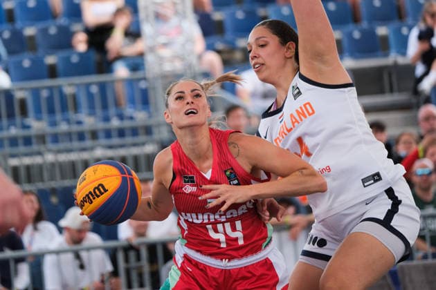 June 6, 2026, Warsaw, Masovian Voivodeship, Poland: Netherlands ZOE SLAGTER (44) and Hungary s VIVI BORONDY (44) in action during a FIBA 3x3 Basketball World Cup women s quarter-final game between Netherlands and Hungary in Warsaw, Poland. Warsaw Poland - ZUMAk204 20260606_zip_k204_025 Copyright: xRomanxKozielx