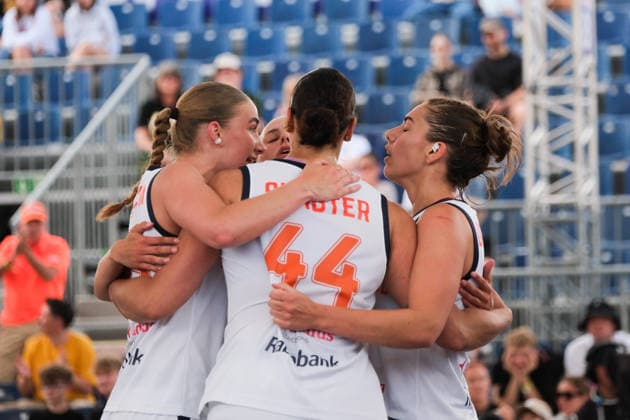 June 6, 2026, Warsaw, Masovian Voivodeship, Poland: Netherlands ILSE KUIJT (17), LOTTE VAN KRUISTUM (15), NOORTJE DRIESSEN (4) and ZOE SLAGTER (44) embrace in victory at the end of a FIBA 3x3 Basketball World Cup women s quarter-final game between Netherlands and Hungary in Warsaw, Poland. Warsaw Poland - ZUMAk204 20260606_zip_k204_036 Copyright: xRomanxKozielx