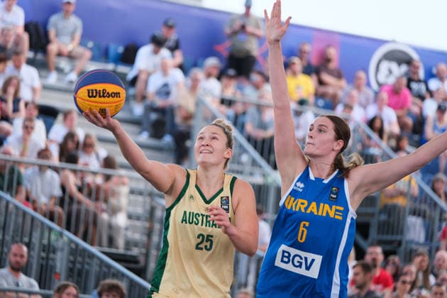 June 6, 2026, Warsaw, Masovian Voivodeship, Poland: Australia s AMY ATWELL (25) and Ukraine s KATERYNA KOVAL (6) in action during a FIBA 3x3 Basketball World Cup women s quarter-final game between Australia and Ukraine in Warsaw, Poland. Warsaw Poland - ZUMAk204 20260606_zip_k204_043 Copyright: xRomanxKozielx