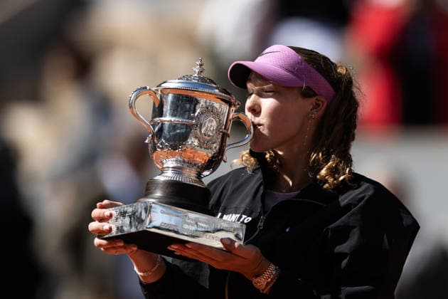 2026 French Open - Day Fourteen Mirra Andreeva kisses the winner s trophy after winning her final women s singles match against Maja Chalinska on day 14 of the French Open tennis tournament on Court Philippe Chatrier at the Roland-Garros Complex in Paris, France. Paris France  Copyright: xIbrahimxEzzatx originalFilename:ezzat-notitle260606_npm45.jpg