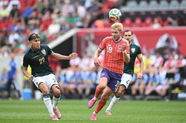 June 6, 2026, Harrison, New Jersey, USA: Bolivia defender MARCELO TORREZ (22) and Scotland forward GEORGE HIRST (18) in action during the Road to 26 International Friendly, Länderspiel, Nationalmannschaft match at Sports Illustrated Stadium in Harrison New Jersey Scotland defeats Bolivia 4 to 0 Harrison USA - ZUMAa301 20260606_aaf_a301_030 Copyright: xBrooksxVonxArxx