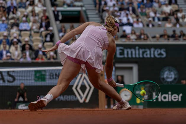 2026 French Open - Day Fourteen Mirra Andreeva returns the ball against Maja Chwalinska during the Roland Garros Grand Slam Tournament Women s Final on Day 14 in Paris, France, on June 6, 2026. Paris France  Copyright: xRobertxSzaniszlox originalFilename:szaniszlo-notitle260606_npgjh.jpg