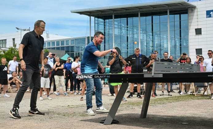 The 1st German Table Tennis Outdoor Community Championships were opened by the 1989 doubles world champions Jörg Roßkopf and Steffen Fetzner The 1st German Outdoor Table Tennis Championships as part of the LOTTO Thüringen TT Finals at Messe Erfurt 6 June The first title fights of the outdoor communities were opened by Germanys 1989 table tennis world champions, the current mens national coach Jörg Roßkopf left and Steffen Fetzner Erfurt Messe Erfurt Thuringia Germany