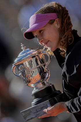 2026 French Open - Day Fourteen Mirra Andreeva holds the trophy after the match at the Roland Garros Grand Slam Tournament Women s Final on June 6, 2026, in Paris, France. Paris France  Copyright: xRobertxSzaniszlox originalFilename:szaniszlo-notitle260606_npJ5U.jpg