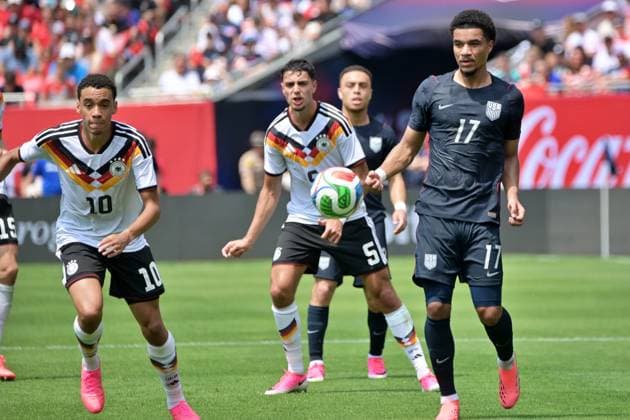 USA v Germany - International Friendly, Länderspiel, Nationalmannschaft CHICAGO, ILLINOIS - June 6, 2026: Germany s Jamal Musiala (10) works to control the ball while being pressed by Malik Tillman (17) of the U.S. Men’s national team, Nationalteam during today s international friendly match in Chicago on June 6, 2025. Jacek Boczarski Anadolu Chicago United States. Editorial use only. Please get in touch for any other usage.  Copyright: x2026xAnadoluxJacekxBoczarskix
