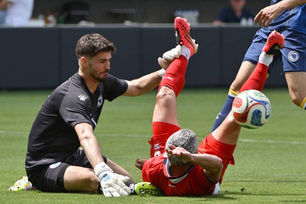 Cristian Martinez (R) of Panama vies Nikola Vasilj of Bosnia and Herzegovina for the ball in a friendly match between Panama and Bosnia and Herzegovina ahead of the 2026 FIFA World Cup, WM, Weltmeisterschaft, Fussball at Energizer Park in St. Louis, USA, 06 June 2026. FIFA World Cup 2026 Friendly: Panama - Bosnia Herzegovina !ACHTUNG: NUR REDAKTIONELLE NUTZUNG!  Copyright: xTimxVizerx AMDEP6476 20260607-55020522773_1