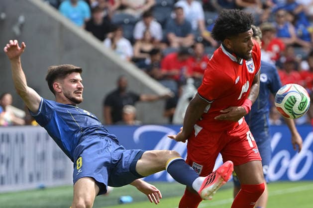 Carlos Harvey (R) of Panama challenges Armin Gigovic of Bosnia and Herzegovina for the ball in a friendly match between Panama and Bosnia and Herzegovina ahead of the 2026 FIFA World Cup, WM, Weltmeisterschaft, Fussball at Energizer Park in St. Louis, USA, 06 June 2026. FIFA World Cup 2026 Friendly: Panama - Bosnia Herzegovina !ACHTUNG: NUR REDAKTIONELLE NUTZUNG!  Copyright: xTimxVizerx AMDEP6479 20260607-55020522786_1
