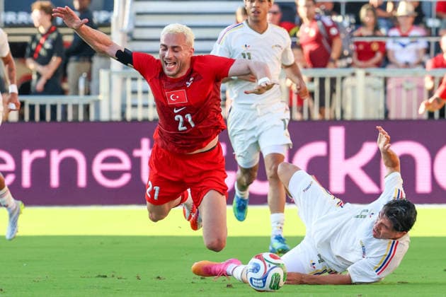 FORT LAUDERDALE, FL - JUNE 06: Turkey midfielder BarÄ±Åü Alper YÄ±lmaz (21) and Venezuela midfielder Jon Aramburu (4) battle for the ball during the International Friendly, Länderspiel, Nationalmannschaft game between Turkey and Venezuela at Inter Miami CF Stadium on June 6, 2026 in Fort Lauderdale,Florida.(Photo by Chris Arjoon Icon Sportswire) SOCCER: JUN 06 Turkey vs Venezuela EDITORIAL USE ONLY Icon2606060010024