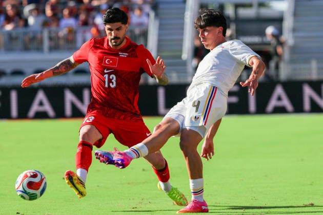 FORT LAUDERDALE, FL - JUNE 06: Turkey defender Evren Eren ElmalÄ± (13) and Venezuela midfielder Jon Aramburu (4) battle for the ball during the International Friendly, Länderspiel, Nationalmannschaft game between Turkey and Venezuela at Inter Miami CF Stadium on June 6, 2026 in Fort Lauderdale,Florida.(Photo by Chris Arjoon Icon Sportswire) SOCCER: JUN 06 Turkey vs Venezuela EDITORIAL USE ONLY Icon2606060010004