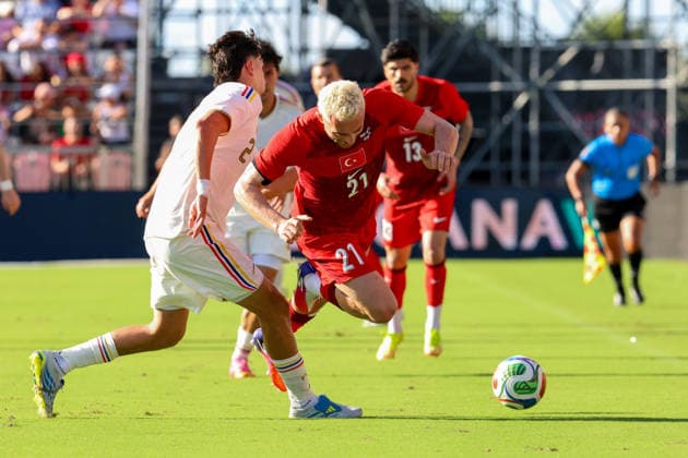 FORT LAUDERDALE, FL - JUNE 06: Turkey midfielder BarÄ±Åü Alper YÄ±lmaz (21) battles for the ball during the International Friendly, Länderspiel, Nationalmannschaft game between Turkey and Venezuela at Inter Miami CF Stadium on June 6, 2026 in Fort Lauderdale,Florida.(Photo by Chris Arjoon Icon Sportswire) SOCCER: JUN 06 Turkey vs Venezuela EDITORIAL USE ONLY Icon2606060010007
