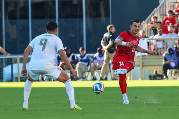 FORT LAUDERDALE, FL - JUNE 06: Turkey defender Abdülkerim BardakcÄ± (14) kicks the ball during the International Friendly, Länderspiel, Nationalmannschaft game between Turkey and Venezuela at Inter Miami CF Stadium on June 6, 2026 in Fort Lauderdale,Florida.(Photo by Chris Arjoon Icon Sportswire) SOCCER: JUN 06 Turkey vs Venezuela EDITORIAL USE ONLY Icon2606060010015