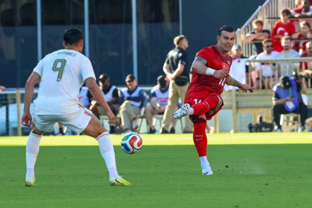 FORT LAUDERDALE, FL - JUNE 06: Turkey defender Abdülkerim BardakcÄ± (14) kicks the ball during the International Friendly, Länderspiel, Nationalmannschaft game between Turkey and Venezuela at Inter Miami CF Stadium on June 6, 2026 in Fort Lauderdale,Florida.(Photo by Chris Arjoon Icon Sportswire) SOCCER: JUN 06 Turkey vs Venezuela EDITORIAL USE ONLY Icon2606060010016