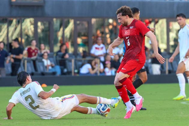 FORT LAUDERDALE, FL - JUNE 06: Turkey midfielder Orkun Kökcü (6) and Venezuela defender Nahuel Ferraresi (2) battle for the ball during the International Friendly, Länderspiel, Nationalmannschaft game between Turkey and Venezuela at Inter Miami CF Stadium on June 6, 2026 in Fort Lauderdale,Florida.(Photo by Chris Arjoon Icon Sportswire) SOCCER: JUN 06 Turkey vs Venezuela EDITORIAL USE ONLY Icon2606060010019