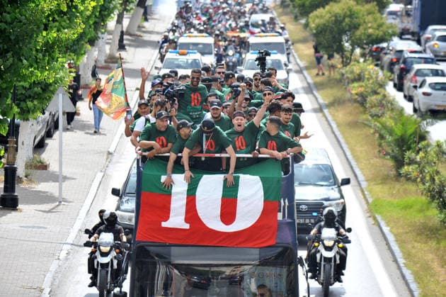 MC Alger Celebrate The Championship Trophy With The Fans. Supporters of MC Alger celebrate their victory in the Algerian Championship 2025 26 with the players in Algiers, Algeria, on July 6, 2026. MC Alger wins the Algerian championship for the tenth time in its history. Alger Algeria  Copyright: xAPPx originalFilename:app-notitle260606_np5cV.jpg