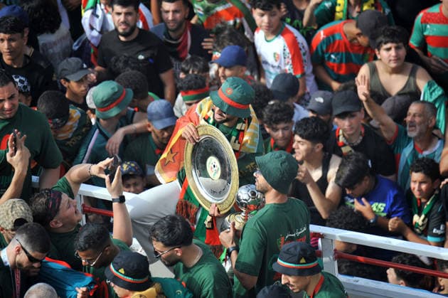 MC Alger Celebrate The Championship Trophy With The Fans. Supporters of MC Alger celebrate their victory in the Algerian Championship 2025 26 with the players in Algiers, Algeria, on July 6, 2026. MC Alger wins the Algerian championship for the tenth time in its history. Alger Algeria  Copyright: xAPPx originalFilename:app-notitle260606_npH29.jpg