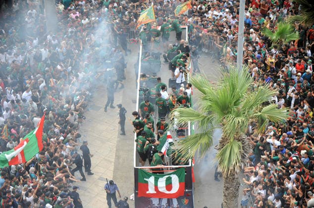 MC Alger Celebrate The Championship Trophy With The Fans. Supporters of MC Alger celebrate their victory in the Algerian Championship 2025 26 with the players in Algiers, Algeria, on July 6, 2026. MC Alger wins the Algerian championship for the tenth time in its history. Alger Algeria  Copyright: xAPPx originalFilename:app-notitle260606_np33u.jpg