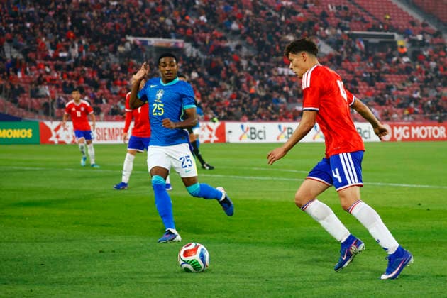 Futbol, Chile vs Brasil. Partido amistoso categoria sub 20. El jugador de la seleccion chilena Thomas Dean Coulombe, derecha, disputa el balon con Layle Ayrton de Brasil durante un partido amistoso de la categoria sub 20 realizado en el estadio Nacional de Santiago, Chile. 06 06 2026 Dragomir Yankovic Photosport Football, Chile vs Brazil. U-20 friendly match. ChileÕs player Thomas Dean Coulombe, right, vies for the ball against Brazil player Layle Ayrton during a U-20 friendly match at Nacional stadium in Santiago, Chile. 06 06 2026 Dragomir Yankovic Photosport Chile vs Brasil, amistoso sub 20, 2026