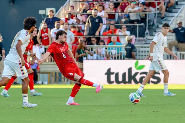 FORT LAUDERDALE, FL - JUNE 06: Turkey midfielder Orkun Kökcü (6) passes the ball during the International Friendly, Länderspiel, Nationalmannschaft game between Turkey and Venezuela at Inter Miami CF Stadium on June 6, 2026 in Fort Lauderdale,Florida.(Photo by Chris Arjoon Icon Sportswire) SOCCER: JUN 06 Turkey vs Venezuela EDITORIAL USE ONLY Icon2606060010038