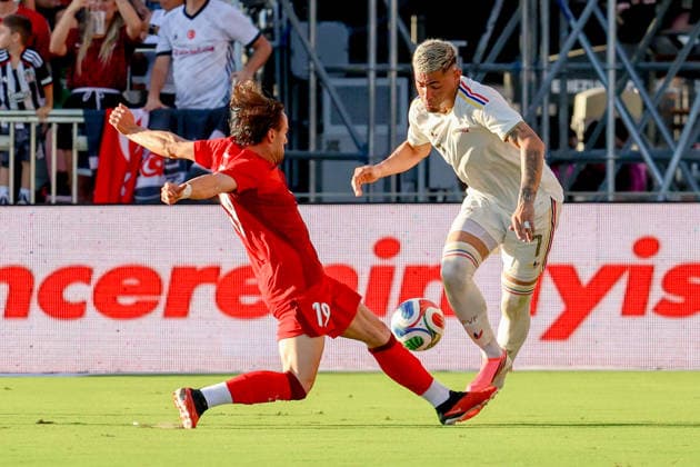 FORT LAUDERDALE, FL - JUNE 06: Venezuela midfielder Gleiker Mendoza (7) and Turkey forward Yunus Akgün (19) battle for the ball during the International Friendly, Länderspiel, Nationalmannschaft game between Turkey and Venezuela at Inter Miami CF Stadium on June 6, 2026 in Fort Lauderdale,Florida.(Photo by Chris Arjoon Icon Sportswire) SOCCER: JUN 06 Turkey vs Venezuela EDITORIAL USE ONLY Icon2606060010039