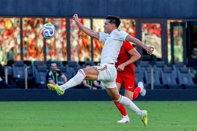 FORT LAUDERDALE, FL - JUNE 06: Venezuela forward Alejandro MarquÃ s (9) battle for the ball during the International Friendly, Länderspiel, Nationalmannschaft game between Turkey and Venezuela at Inter Miami CF Stadium on June 6, 2026 in Fort Lauderdale,Florida.(Photo by Chris Arjoon Icon Sportswire) SOCCER: JUN 06 Turkey vs Venezuela EDITORIAL USE ONLY Icon2606060010040