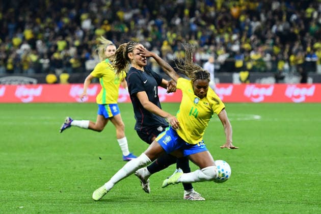 SAO PAULO, BRAZIL - JUNE 06: Ludmila of Brazil battles for the ball with Trinity Rodman of USA during the women™s International Friendly, Länderspiel, Nationalmannschaft match between Brazil and USA on June 6, 2026, at Neoquimica Arena in Sao Paulo, Brazil. (Photo by Leandro Bernardes PxImages Icon Sportswire) SOCCER: JUN 06 Women™s Brazil vs USA EDITORIAL USE ONLY Icon2606062677