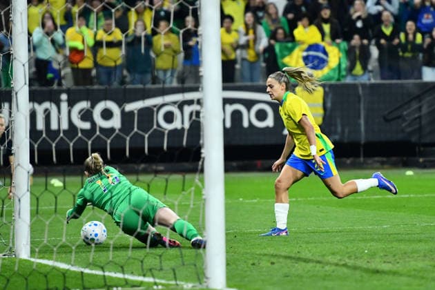 SAO PAULO, BRAZIL - JUNE 06: Mandy McGlynn saves the ball under the pressure of Gio of Brazil during the women™s International Friendly, Länderspiel, Nationalmannschaft match between Brazil and USA on June 6, 2026, at Neoquimica Arena in Sao Paulo, Brazil. (Photo by Leandro Bernardes PxImages Icon Sportswire) SOCCER: JUN 06 Women™s Brazil vs USA EDITORIAL USE ONLY Icon2606062689