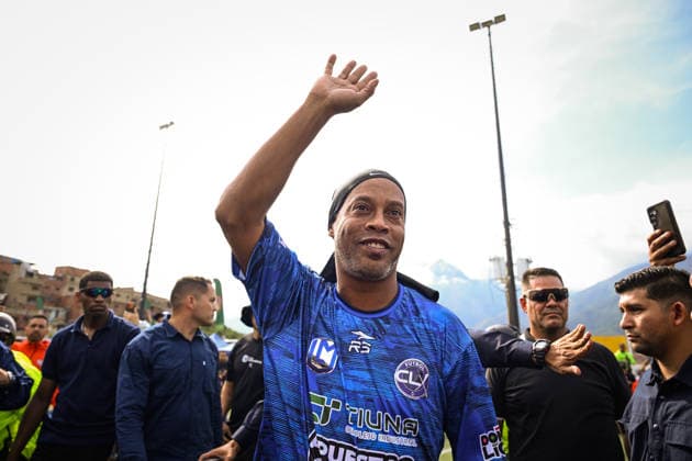 Former Brazilian soccer player Ronaldinho greets fans in Venezuela CARACAS, VENEZUELA – JUNE 6: Former Brazilian soccer player Ronaldinho greets fans upon his arrival at an exhibition match in the Petare neighborhood of Caracas, Venezuela, June 6, 2026. Maxwell Briceno Anadolu Caracas Venezuela. Editorial use only. Please get in touch for any other usage.  Copyright: x2026xAnadoluxMaxwellxBricenox
