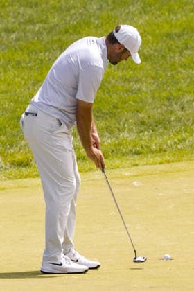 June 6, 2026, Dublin, Ohio, U.S: Scottie Scheffler sinks a putt on the 9th hole during the third round of The Memorial Tournament at Muirfield Village Golf Club, Dublin, Ohio. PGA, Golf Herren Tour 2026 - The Memorial Tournament - Third Round  - ZUMAs304 20260606_zaf_s304_119 Copyright: xScottxStuartx
