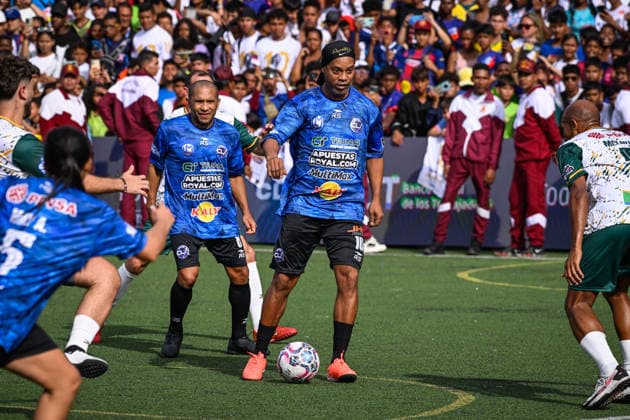 Former Brazilian soccer player Ronaldinho greets fans in Venezuela CARACAS, VENEZUELA – JUNE 6: Former Brazilian soccer player Ronaldinho controls the ball during an exhibition match held in the Petare neighborhood of Caracas, Venezuela, June 6, 2026. Maxwell Briceno Anadolu Caracas Venezuela. Editorial use only. Please get in touch for any other usage.  Copyright: x2026xAnadoluxMaxwellxBricenox