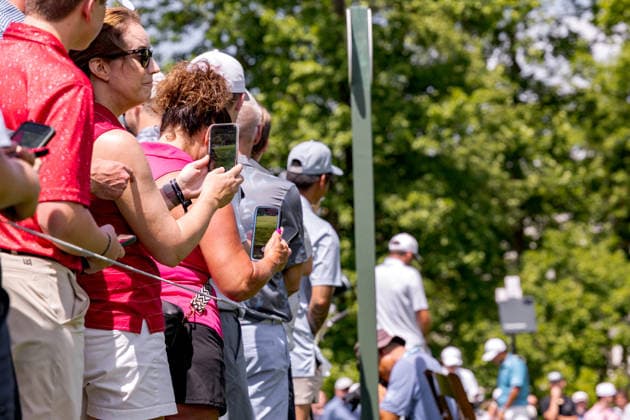June 6, 2026, Dublin, Ohio, U.S: Patrons get out their phones to video Scottie Scheffler as he approaches the 9th tee during the third round of The Memorial Tournament at Muirfield Village Golf Club, Dublin, Ohio. PGA, Golf Herren Tour 2026 - The Memorial Tournament - Third Round  - ZUMAs304 20260606_zaf_s304_137 Copyright: xScottxStuartx