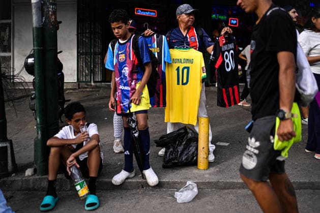 Former Brazilian soccer player Ronaldinho greets fans in Venezuela CARACAS, VENEZUELA – JUNE 6: A street vendor sells T-shirts featuring former Brazilian soccer player Ronaldinho near an exhibition match held in the Petare neighborhood of Caracas, Venezuela, June 6, 2026. Maxwell Briceno Anadolu Caracas Venezuela. Editorial use only. Please get in touch for any other usage.  Copyright: x2026xAnadoluxMaxwellxBricenox