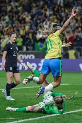SAO PAULO, BRAZIL - JUNE 06: Giovana Queiroz of Brazil and Mandy McGlynn fight for possession shoots for goal during the International Friendly, Länderspiel, Nationalmannschaft match between Brazil and United States at Neo Quimica Arena on June 06, 2026 in Sao Paulo, Brazil. (Photo by Marco Buenavista Sports Press Photography)  Copyright: xMarcoxBuenavista SportsxPressxPhotox Sportspressphoto_SPR162437