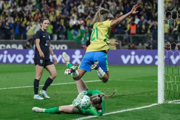 SAO PAULO, BRAZIL - JUNE 06: Giovana Queiroz of Brazil and Mandy McGlynn fight for possession shoots for goal during the International Friendly, Länderspiel, Nationalmannschaft match between Brazil and United States at Neo Quimica Arena on June 06, 2026 in Sao Paulo, Brazil. (Photo by Marco Buenavista Sports Press Photography)  Copyright: xMarcoxBuenavista SportsxPressxPhotox Sportspressphoto_SPR162438
