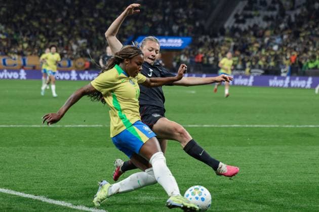 SAO PAULO, BRAZIL - JUNE 06: Ludmila of Brazil (L) passes the ball under pressure from Avery Patterson of USA (R) during the International Friendly, Länderspiel, Nationalmannschaft match between Brazil and United States at Neo Quimica Arena on June 06, 2026 in Sao Paulo, Brazil. (Photo by Marco Buenavista Sports Press Photography)  Copyright: xMarcoxBuenavista SportsxPressxPhotox Sportspressphoto_SPR162439
