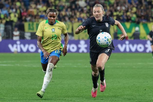 SAO PAULO, BRAZIL - JUNE 06: Ludmila of Brazil (L) and Avery Patterson of USA (R) chases the ball during the International Friendly, Länderspiel, Nationalmannschaft match between Brazil and United States at Neo Quimica Arena on June 06, 2026 in Sao Paulo, Brazil. (Photo by Marco Buenavista Sports Press Photography)  Copyright: xMarcoxBuenavista SportsxPressxPhotox Sportspressphoto_SPR162444