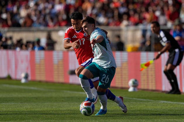 Portugal Vs Chile in Lisbon, Portugal - 06 Jun 2026 Gabriel Suazo of Chile (L) and Francisco Conceicao of Portugal (R) seen in action during the FIFA World Cup, WM, Weltmeisterschaft, Fussball 2026 International Friendly, Länderspiel, Nationalmannschaft match between Portugal and Chile at Estadio Nacional Jamor. Final score: Portugal 2:1 Chile. Lisbon Portugal Copyright: xBrunoxdexCarvalhox xSOPAxImagesx brunodecarvalho_portugalchile-784