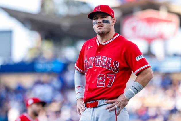 MLB, Baseball Herren, USA - Los Angeles Dodgers vs Anaheim Angels Los Angeles Dodgers center fielder Mike Trout gets ready prior to an MLB game between the Los Angeles Dodgers and the Anaheim Angels at Uniqlo Field in Dodger Stadium in Los Angeles, California, USA, 06 June 2026. LOS ANGELES CALIFORNIA UNITED STATES  Copyright: xCHRISxTORRESx