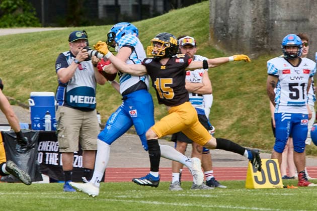 German Football League GFL , Munich Cowboys vs Allgäu Comets, Munich Cowboys, Allgäu Comets, 2026 06 06 in München Städtisches Stadion an der Dantestraße Dantestation JONES Brad Allgäu Comets QB Nr8 ALC8 , HECKMANN Nils Munich Cowboys Defence Back DB Nr15 MUC15 sportworld München Städtisches Stadion an der Dant Bayern Germany