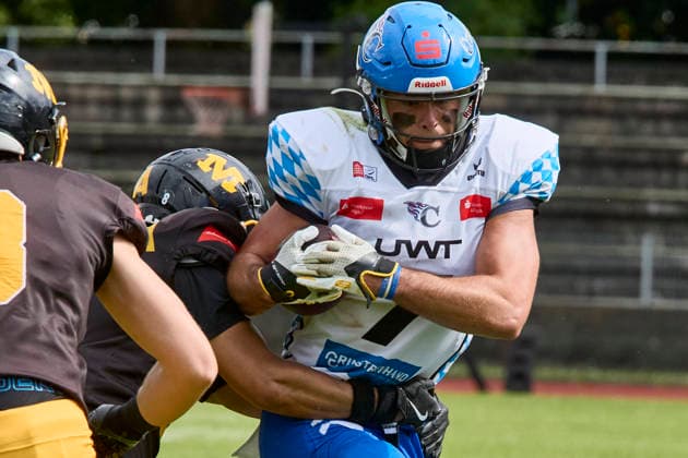 German Football League GFL , Munich Cowboys vs Allgäu Comets, Munich Cowboys, Allgäu Comets, 2026 06 06 in München Städtisches Stadion an der Dantestraße Dantestation QUIGLEY Gabriel Allgäu Comets WR Nr7 ALC7 , ROEBUCK Jonathan Munich Cowboys Defence Back DB Nr8 MUC8 , HUBER Franz Munich Cowboys Defence Back DB Nr3 MUC3 sportworld München Städtisches Stadion an der Dant Bayern Germany