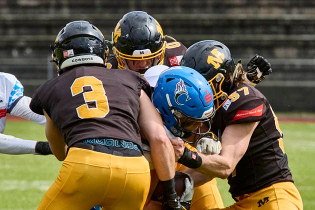 German Football League GFL , Munich Cowboys vs Allgäu Comets, Munich Cowboys, Allgäu Comets, 2026 06 06 in München Städtisches Stadion an der Dantestraße Dantestation QUIGLEY Gabriel Allgäu Comets WR Nr7 ALC7 , ENGLMANN Vinzent Munich Cowboys Linebacker LB Nr57 MUC57 , HUBER Franz Munich Cowboys Defence Back DB Nr3 MUC3 , TARANTINO Peter Munich Cowboys Defence Back DB Nr0 MUC0 sportworld München Städtisches Stadion an der Dant Bayern Germany