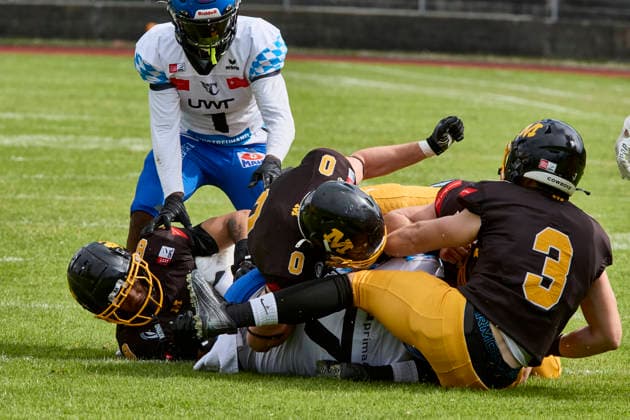German Football League GFL , Munich Cowboys vs Allgäu Comets, Munich Cowboys, Allgäu Comets, 2026 06 06 in München Städtisches Stadion an der Dantestraße Dantestation LIPSEY Chris Allgäu Comets RB DB Nr1 ALC1 , QUIGLEY Gabriel Allgäu Comets WR Nr7 ALC7 , ENGLMANN Vinzent Munich Cowboys Linebacker LB Nr57 MUC57 , HUBER Franz Munich Cowboys Defence Back DB Nr3 MUC3 , TARANTINO Peter Munich Cowboys Defence Back DB Nr0 MUC0 sportworld München Städtisches Stadion an der Dant Bayern Germany