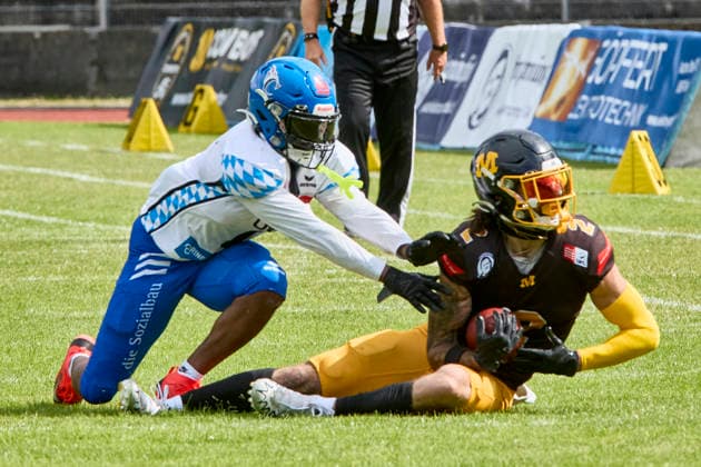German Football League GFL , Munich Cowboys vs Allgäu Comets, Munich Cowboys, Allgäu Comets, 2026 06 06 in München Städtisches Stadion an der Dantestraße Dantestation BOCCELLA Gabriel Munich Cowboys Wide Receiver WR Nr2 MUC2 , LIPSEY Chris Allgäu Comets RB DB Nr1 ALC1 sportworld München Städtisches Stadion an der Dant Bayern Germany