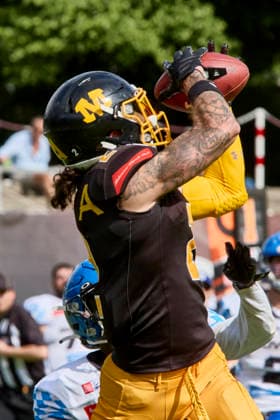 German Football League GFL , Munich Cowboys vs Allgäu Comets, Munich Cowboys, Allgäu Comets, 2026 06 06 in München Städtisches Stadion an der Dantestraße Dantestation Touchdown Munich Cowboys BOCCELLA Gabriel Munich Cowboys Wide Receiver WR Nr2 MUC2 , LIPSEY Chris Allgäu Comets RB DB Nr1 ALC1 sportworld München Städtisches Stadion an der Dant Bayern Germany