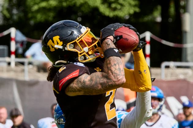 German Football League GFL , Munich Cowboys vs Allgäu Comets, Munich Cowboys, Allgäu Comets, 2026 06 06 in München Städtisches Stadion an der Dantestraße Dantestation Touchdown Munich Cowboys BOCCELLA Gabriel Munich Cowboys Wide Receiver WR Nr2 MUC2 , LIPSEY Chris Allgäu Comets RB DB Nr1 ALC1 sportworld München Städtisches Stadion an der Dant Bayern Germany
