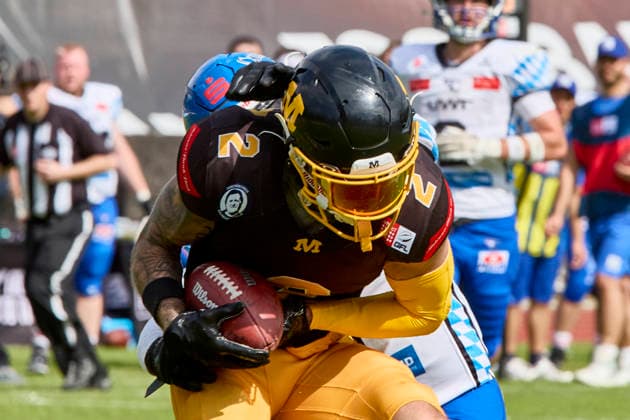 German Football League GFL , Munich Cowboys vs Allgäu Comets, Munich Cowboys, Allgäu Comets, 2026 06 06 in München Städtisches Stadion an der Dantestraße Dantestation Touchdown Munich Cowboys BOCCELLA Gabriel Munich Cowboys Wide Receiver WR Nr2 MUC2 , LIPSEY Chris Allgäu Comets RB DB Nr1 ALC1 sportworld München Städtisches Stadion an der Dant Bayern Germany