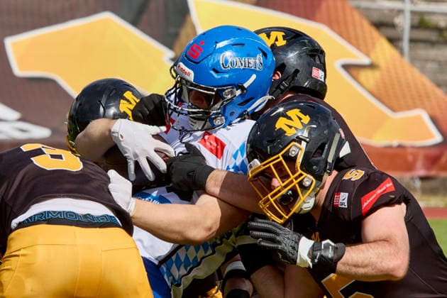 German Football League GFL , Munich Cowboys vs Allgäu Comets, Munich Cowboys, Allgäu Comets, 2026 06 06 in München Städtisches Stadion an der Dantestraße Dantestation KNOOP Leon Allgäu Comets TE Nr83 ALC83 , HUBER Franz Munich Cowboys Defence Back DB Nr3 MUC3 , von GÜLTLINGEN Jan Philipp Munich Cowboys Defence Back DB Nr1 MUC1 , KLINGSHIRN Nicolas Munich Cowboys Linebacker LB Nr5 MUC5 sportworld München Städtisches Stadion an der Dant Bayern Germany