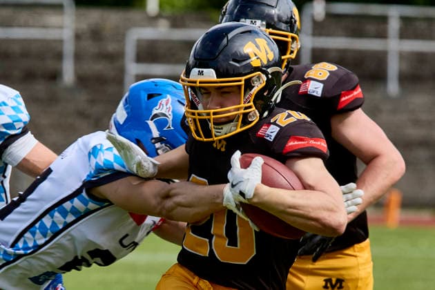 German Football League GFL , Munich Cowboys vs Allgäu Comets, Munich Cowboys, Allgäu Comets, 2026 06 06 in München Städtisches Stadion an der Dantestraße Dantestation Touchdown Munich Cowboys MAYER Maximilian Munich Cowboys Running Back RB Nr20 MUC20 , ARNOLD Silas Allgäu Comets CB Nr21 ALC21 sportworld München Städtisches Stadion an der Dant Bayern Germany